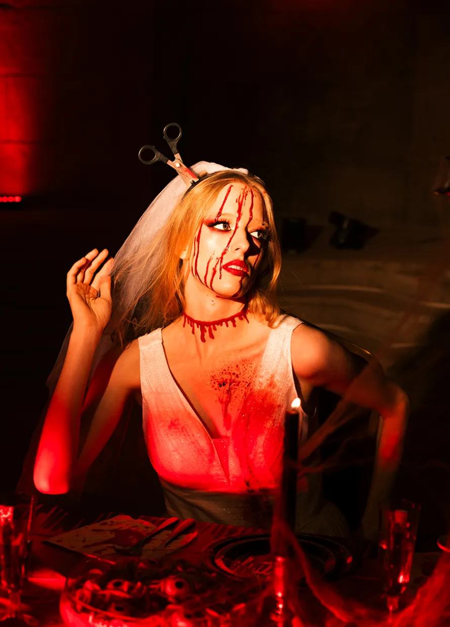 Halloweenowa opaska NOŻYCZKI wbite w głowę