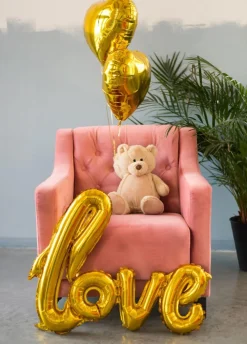 Napis z balonów LOVE na powietrze