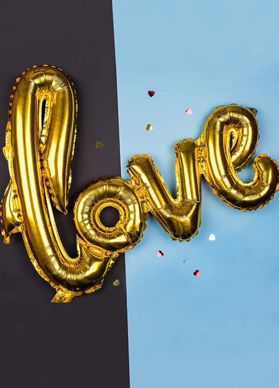 Napis z balonów LOVE na powietrze
