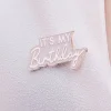 Przypinka na urodziny IT'S MY BIRTHDAY gadżet urodzinowy