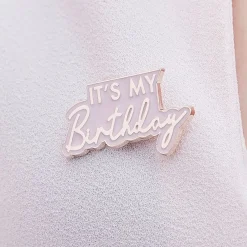 Przypinka na urodziny IT'S MY BIRTHDAY gadżet urodzinowy