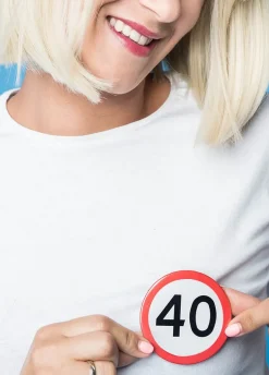 Przypinka urodzinowa ZNAK 40 gadżet na 40 urodziny