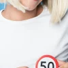 Przypinka urodzinowa ZNAK gadżet na 50 urodziny