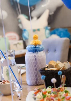Rozeta na baby shower BUTELKA niebieska